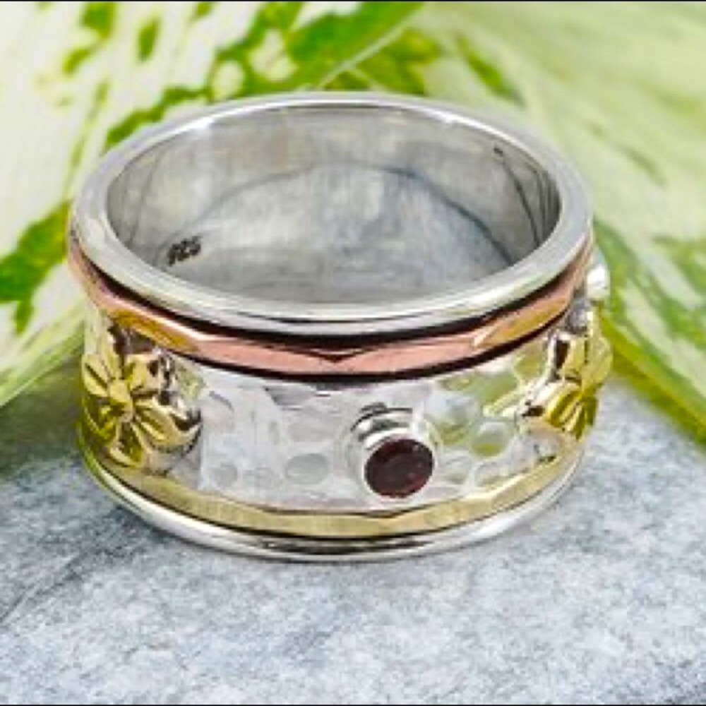 NWT Garnet/Tri-Tone Raised Daisies Spinner Ring, Sz. 8 - Picture 1 of 10